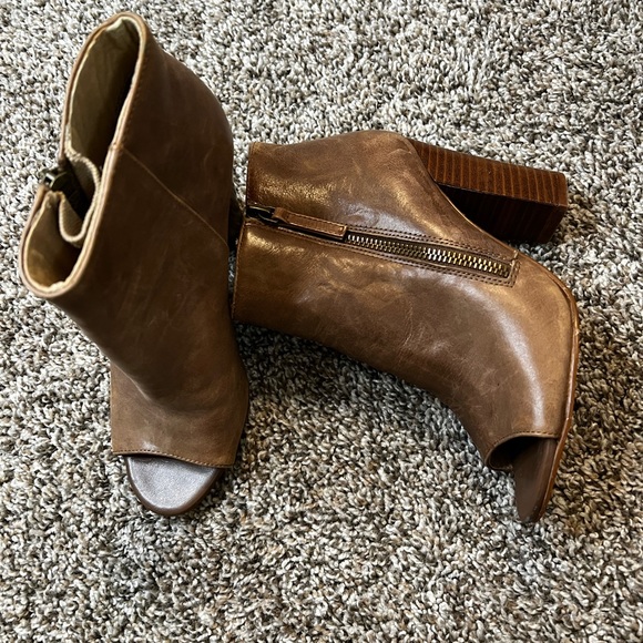 Peep toe zip heeled ankle booties - Picture 2 of 4